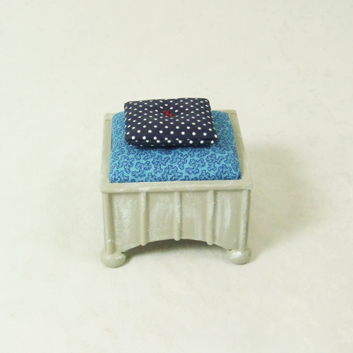 8082-1, Gray and blue Stool in 1" scale